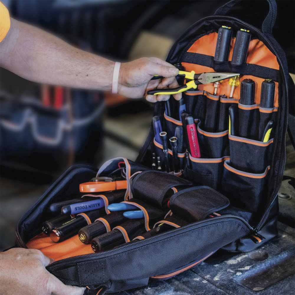 Mochila para Herramientas Tradesman Pro™ de 44.5 cm en Color Negro con 35 Bolsillos (No incluye herramientas). - Image 7