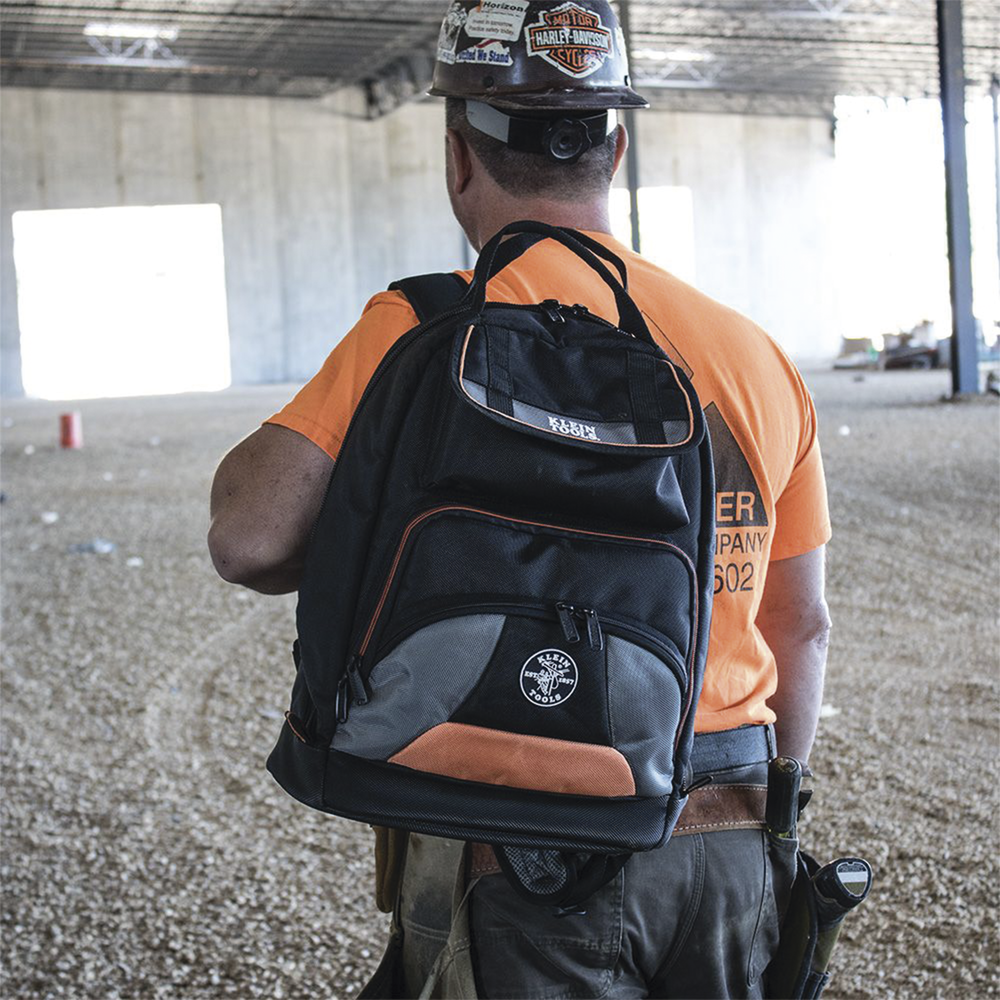 Mochila para Herramientas Tradesman Pro™ de 44.5 cm en Color Negro con 35 Bolsillos (No incluye herramientas). - Image 8