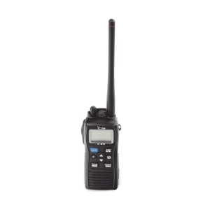 Radio portátil marino, 6 W de potencia RF, sumergible IPX8, 700mW de potencia de audio, rango de frecuencia Tx:156.025-157.425MHz, Rx:156.050-163.275MHz. Incluye Batería, antena, clip, cargador, cable de encendedor y correa.