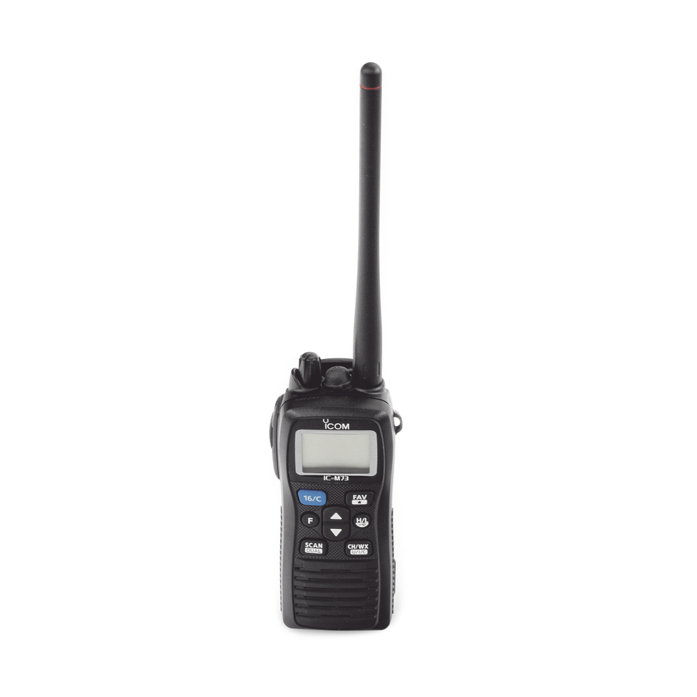 Radio portátil marino, 6 W de potencia RF, sumergible IPX8, 700mW de potencia de audio, rango de frecuencia Tx:156.025-157.425MHz, Rx:156.050-163.275MHz. Incluye Batería, antena, clip, cargador, cable de encendedor y correa.