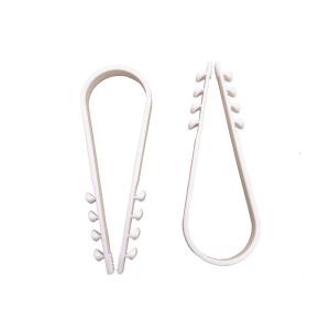 Bolsa con 100 clips sujetadores de plástico para cables de 19 a 25 mm. Ideales para instalaciones en pared, brindan sujeción firme y segura.