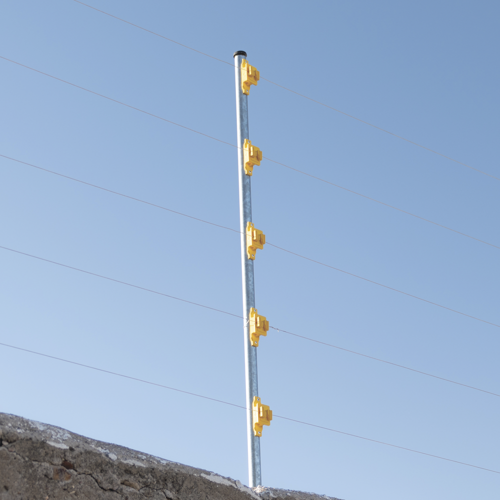 Aislador de Paso color Amarillo reforzado para cercos eléctricos, resistente al clima extremoso - Image 3