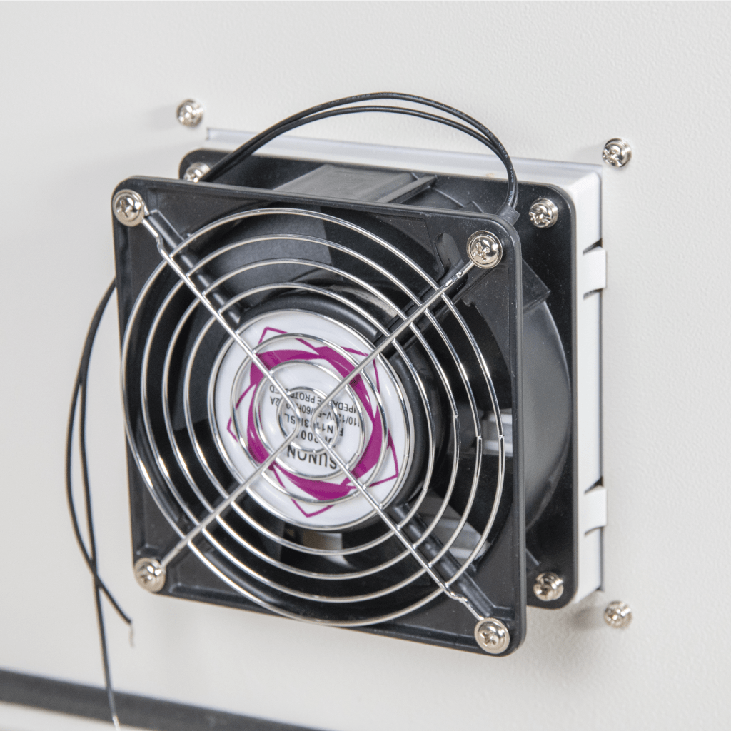 Gabinete Ventilado de Acero IP55 Uso en Exterior (593 x 609 x 399 mm) con Placa Trasera Interior Metálica y Compuerta Inferior Atornillable. Incluye Ventilador, Ventilas, filtros, Montaje Rack 19", Terminal de Tierra Física, Chapas y Ll - Image 7