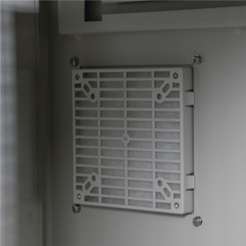 Gabinete Ventilado de Acero IP55 Uso en Exterior (593 x 609 x 399 mm) con Placa Trasera Interior Metálica y Compuerta Inferior Atornillable. Incluye Ventilador, Ventilas, filtros, Montaje Rack 19", Terminal de Tierra Física, Chapas y Ll - Image 8