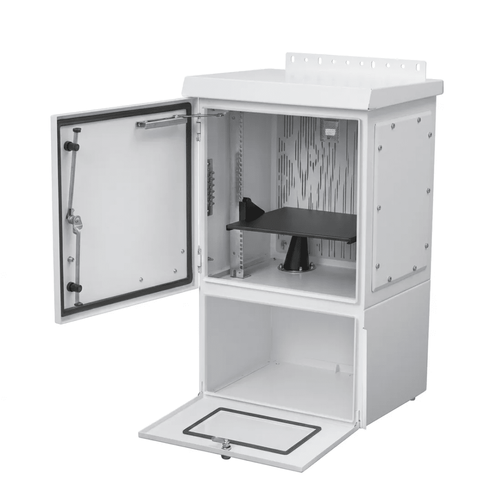 Gabinete Para Exterior OSP ComLine de 18 UR con espacio para Baterías, 700 mm de Ancho, 600 mm de Profundidad De Aluminio, Color Gris Claro Con Protección NEMA 4/12/4X/3/3R; IP66